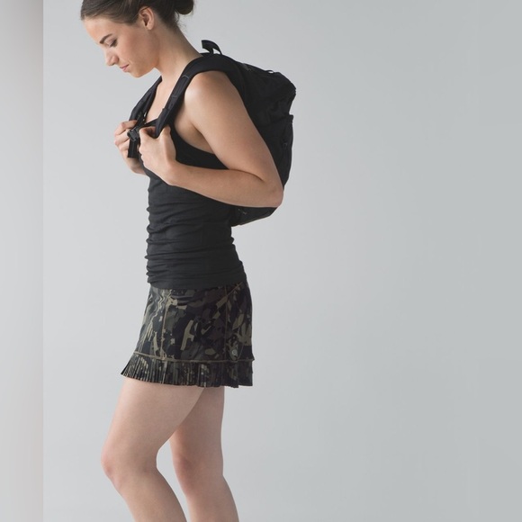 Lululemon City Sky Run By Skirt~ size 8
Pop Cut Fatigue Green Black / Black - Picture 2 of 9